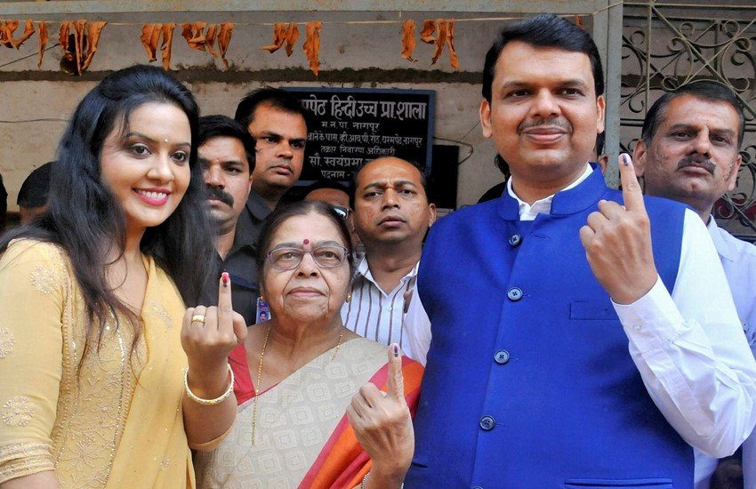 महाराष्ट्र के सीएम देवेंद्र फडनवीस वोट डालने के बाद।