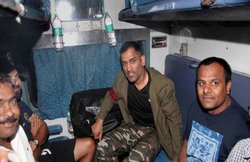 ईडन गार्डन पहुंचा एमएस धोनी का चायवाला दोस्त, एक्स रूममेट के ‘कप्तानी’ में आए दोस्तों को माही ने कराया डिनर