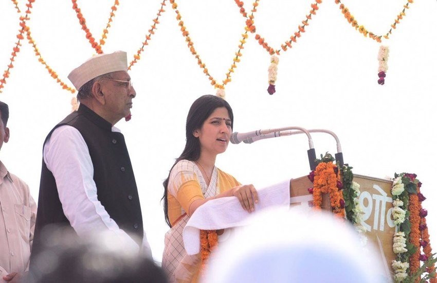जनसभा को संबोधित करती हुईं डिंपल यादव। (Photo Source: Facebook/Dimple Yadav) जनसभा को संबोधित करती हुईं डिंपल यादव। (Photo Source: Facebook/Dimple Yadav)