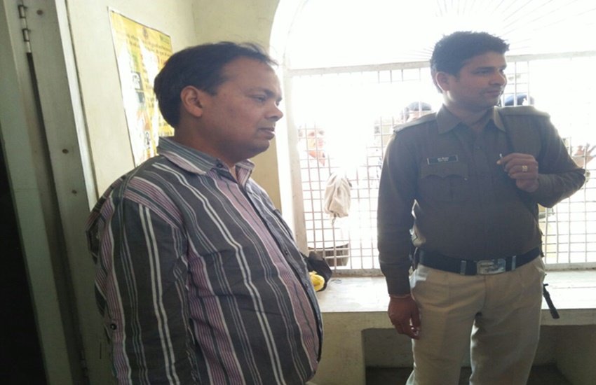 पुलिस के मुताबिक, आरोपी डॉक्टर को गिरफ्तार कर लिया गया है और उसके खिलाफ 354 के तहत मामला दर्ज किया गया है।