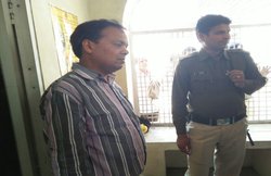 बाल झड़ने का इलाज कराने गई थी महिला, दुबली बताकर डॉक्टर करने लगा छेड़छाड़