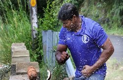 केरल के शख्‍स ने एक नंगे हाथ से एक मिनट में तोड़ दिए 124 नारियल, बनाया वर्ल्‍ड रिकॉर्ड