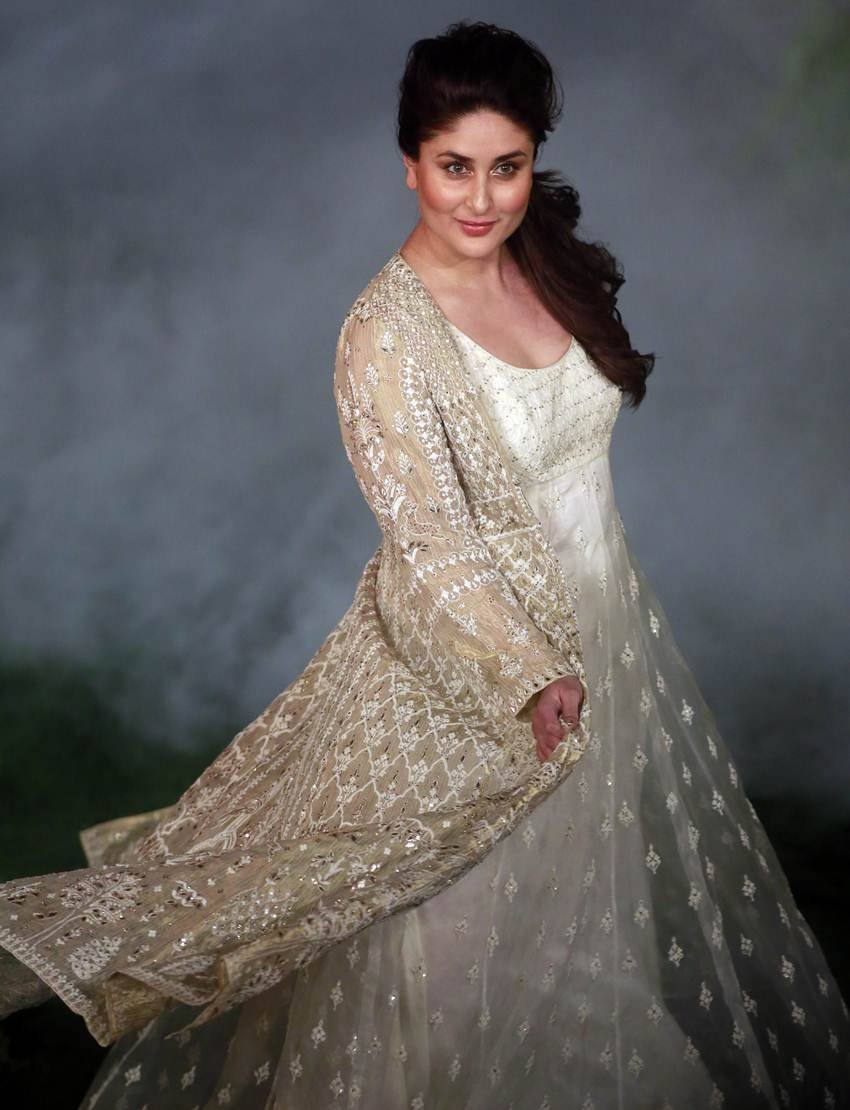kareena kapoor khan, kareena, kareena kapoor, taimur ali kha, kareena ramp walk, kareena lfw, kareena pics, kareena recent pics, kareena kapoor baby, kareena kapoor khan saif ali khan, kareena saif, taimur, kareena taimur, kareena post pregnancy, entertainment news