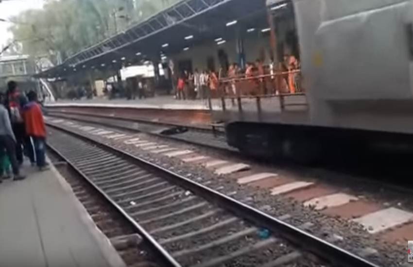 पटरी पर चमत्कार, मालगाड़ी की चपेट में आने के बावजूद लड़की रही सही सलामत।