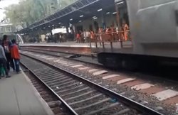 वायरल वीडियो: सेकेंडों में गुजर गए मालगाड़ी के सभी डब्‍बे, तब पता चला पटरी पर एक लड़की भी थी