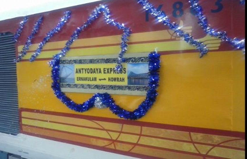 Antyodaya Express, railway minister, suresh prahbu, prahbu, nation's first Antyodaya Express, Humsafar Express, Ministry of Railways, Passenger announcement System, fire and smoke detection and suppression system, CCTVs, comfortable seats, mobile and laptop charging points, integrated Braille display, LCD display above compartment doors in the aisle, Fire retardant curtains,अंत्योदय एक्सप्रेस ट्रेन, आरामदायक, विडियो कॉन्फ्रेंसिंग