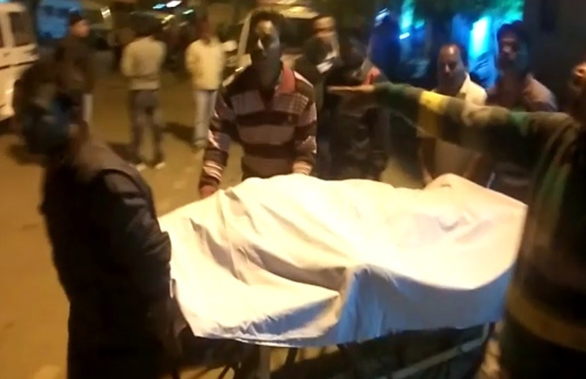 आरक्षक अशोक कुरती के शव को ले जाते हुए 