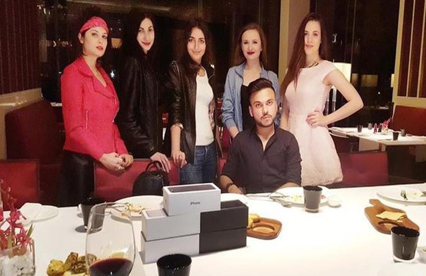 business man offers, business man, Audi ride, iPhone 7, Facebook,Valentine’s Day, Valentine’s Day date, Valentine’s Day date with boy, वेलेंटाइंस डे, प्रेमिका और प्रेमी