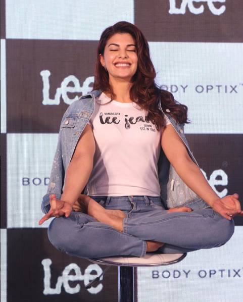 जैकलीन फर्नांडिस श्रलंकाई मूल की हैं।