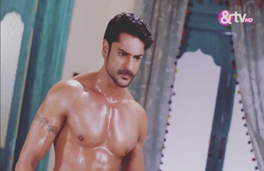 आशीष कपूर वारिस में जय का रोल निभाते हैं। आशीष कपूर वारिस में जय का रोल निभाते हैं।