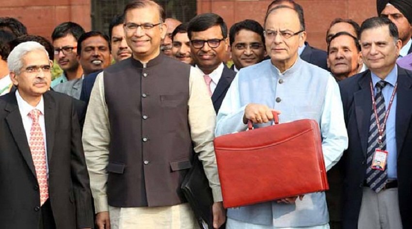 साल 2016 में अपना दूसरा पूर्ण बजट पेश करते जाते अरुण जेटली एवं अन्य। 