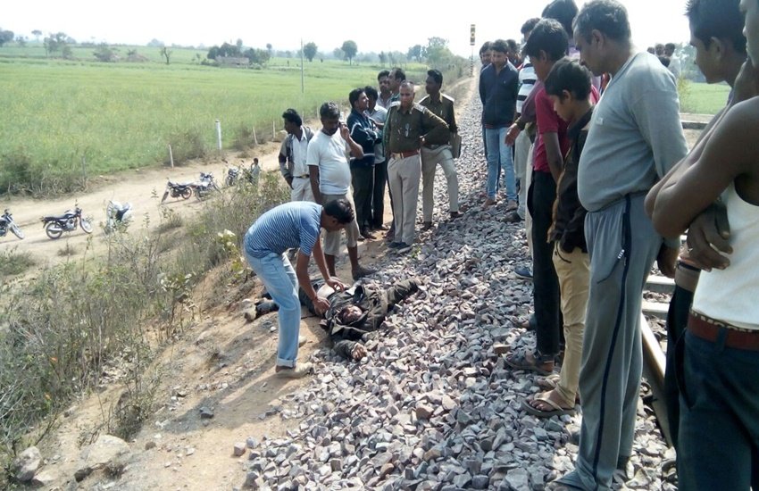 रेलवे ट्रैक पर शव मिलने की सूचना मिलते ही पुलिस ने शव को कब्जे में ले लिया