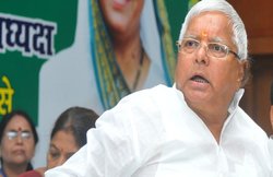 लालू बोले- मेरा नाम सुन कट्टरपंथी ऐसे भड़कते हैं जैसे लाल कपड़ा देख सांड, ट्विटर पर उड़ी खिल्ली