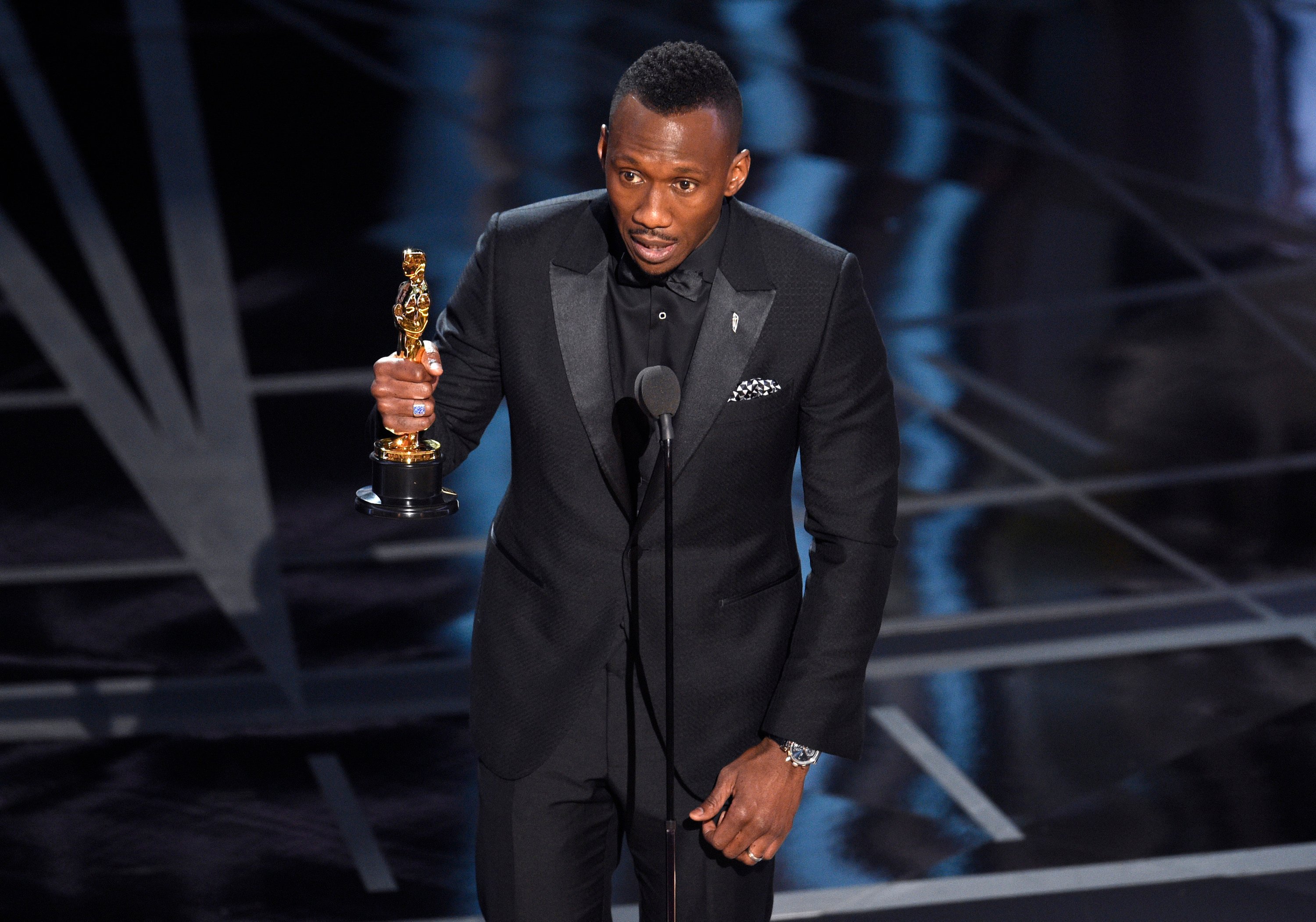 "mahershala ali, mahershala ali oscars, mahershala ali oscars 2017, oscars 2017, best supporting actor, oscars 2017 best supporting actor, oscars 2017 winners, moonlight, moonlight film, oscars 2017 news, enetertainment news