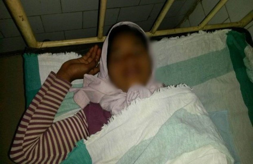 जिन्न द्वारा गर्भवती करने का दावा करने वाली छात्रा। (पहचान छिपाने के लिए लड़की का चेहरा ब्लर किया गया है।)