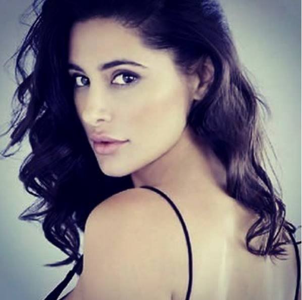 नरगिस फाखरी हाफ चेक और हाफ पाकिस्तानी हैं। उनका जन्म न्यूयॉर्क में हुआ था।