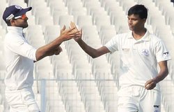 IPL 2017 Players Auction: 3 करोड़ में किंग्स XI पंजाब के हुए टी. नटराजन, पिता हैं मजदूर, मां बेचती हैं स्नैक्स