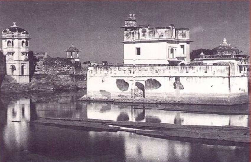पद्मिनी महल चितौड़गढ़ किले में ही जल के बीच में है। यह रानी पद्मावती के सौंदर्य, साहस और शान की कहानी बताता है।
