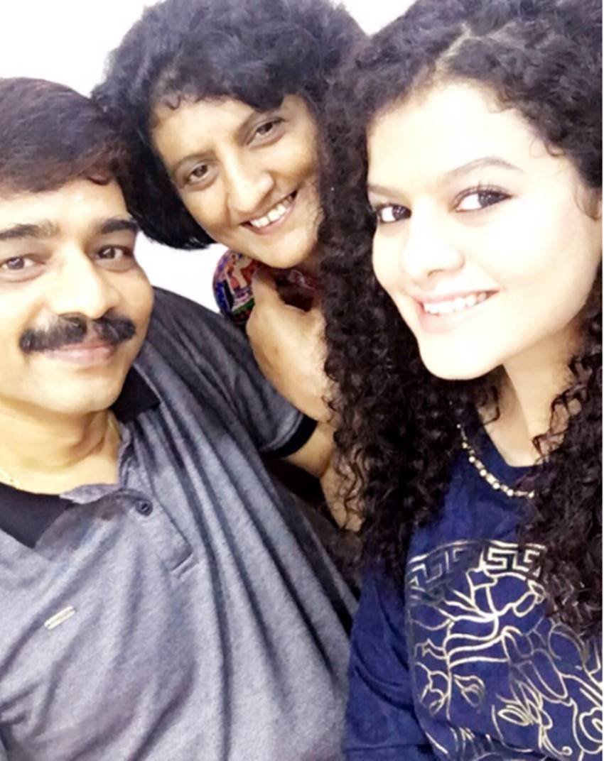 Bollywood Singer palak muchhal, SInger Palak muchhal, Indian Singer palak Muchhal, palak muchhal made Guinness Book and Limca Book of World Records, Palak Muchhal social work