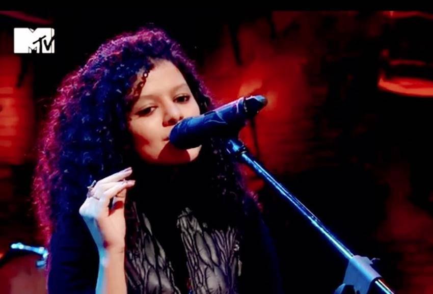 Bollywood Singer palak muchhal, SInger Palak muchhal, Indian Singer palak Muchhal, palak muchhal made Guinness Book and Limca Book of World Records, Palak Muchhal social work