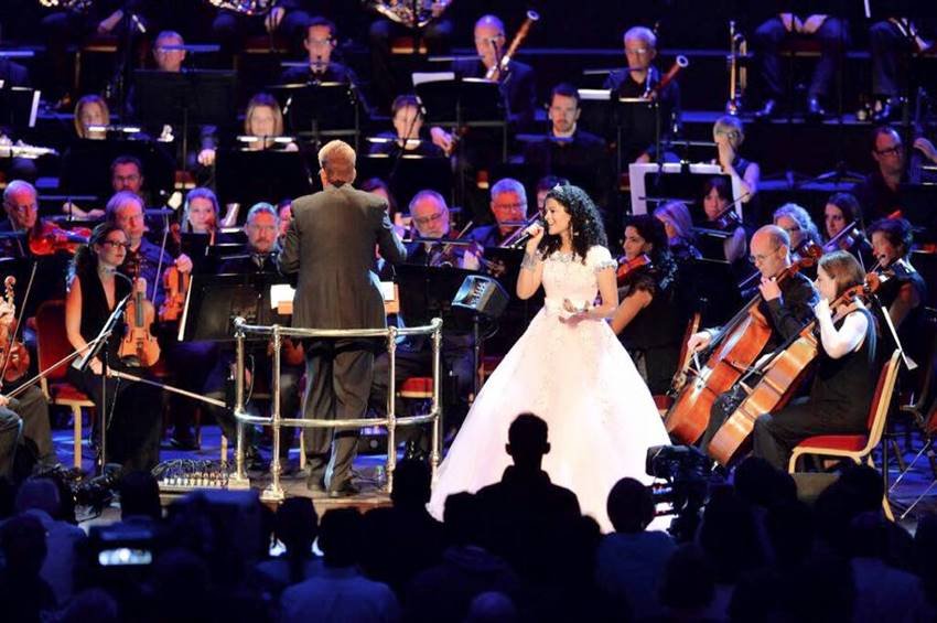 Bollywood Singer palak muchhal, SInger Palak muchhal, Indian Singer palak Muchhal, palak muchhal made Guinness Book and Limca Book of World Records, Palak Muchhal social work