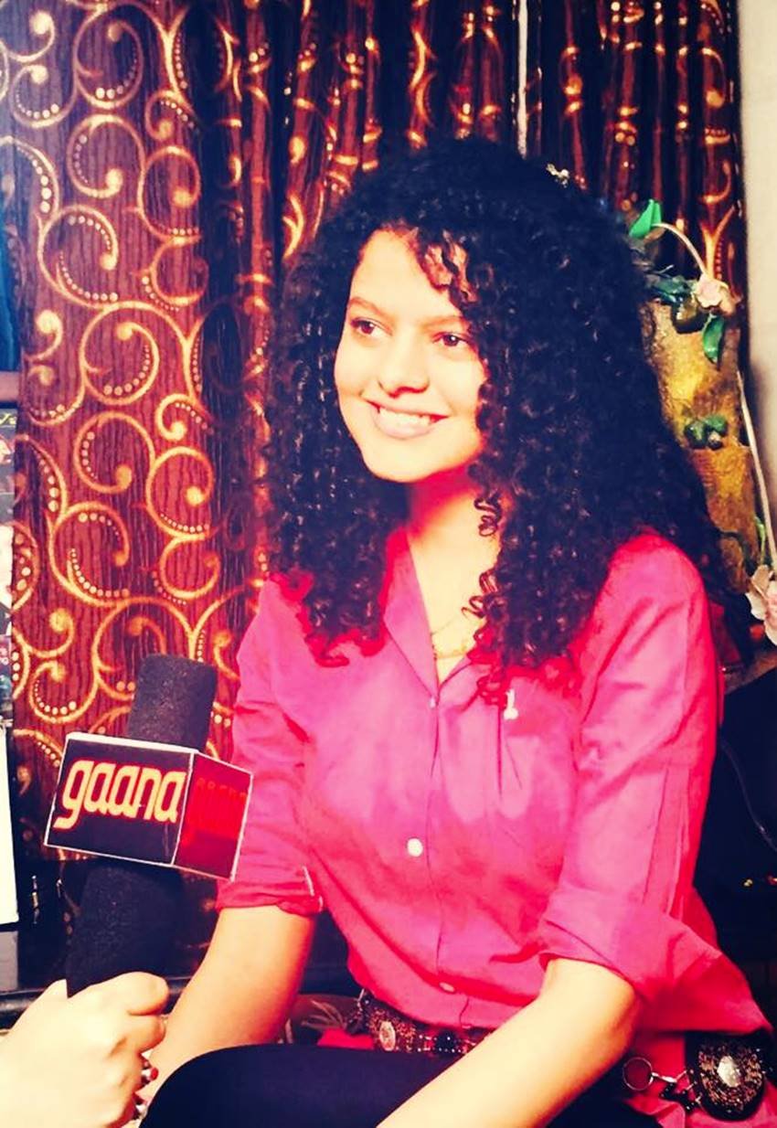 Bollywood Singer palak muchhal, SInger Palak muchhal, Indian Singer palak Muchhal, palak muchhal made Guinness Book and Limca Book of World Records, Palak Muchhal social work