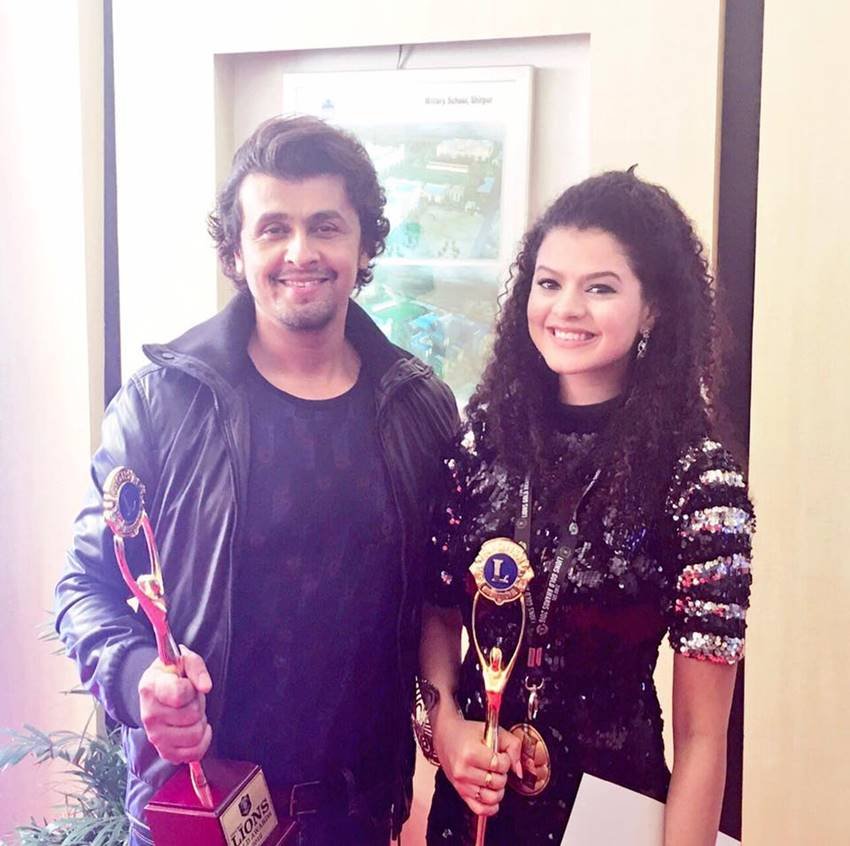 Bollywood Singer palak muchhal, SInger Palak muchhal, Indian Singer palak Muchhal, palak muchhal made Guinness Book and Limca Book of World Records, Palak Muchhal social work