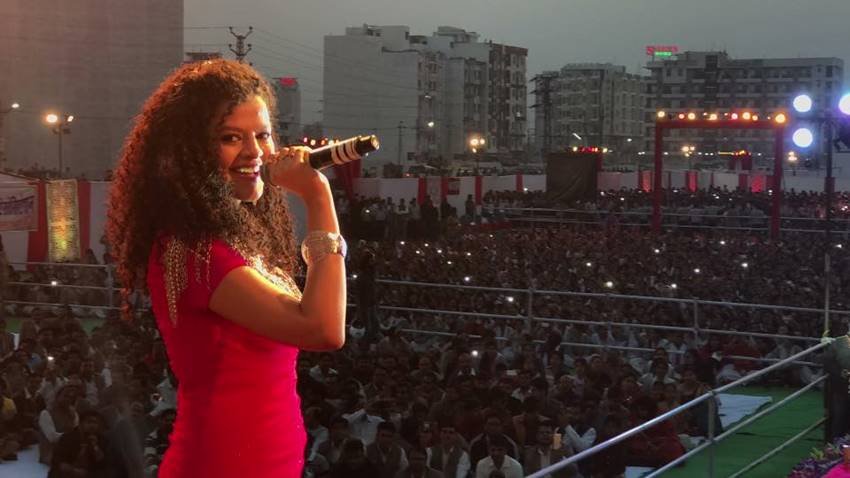 Bollywood Singer palak muchhal, SInger Palak muchhal, Indian Singer palak Muchhal, palak muchhal made Guinness Book and Limca Book of World Records, Palak Muchhal social work