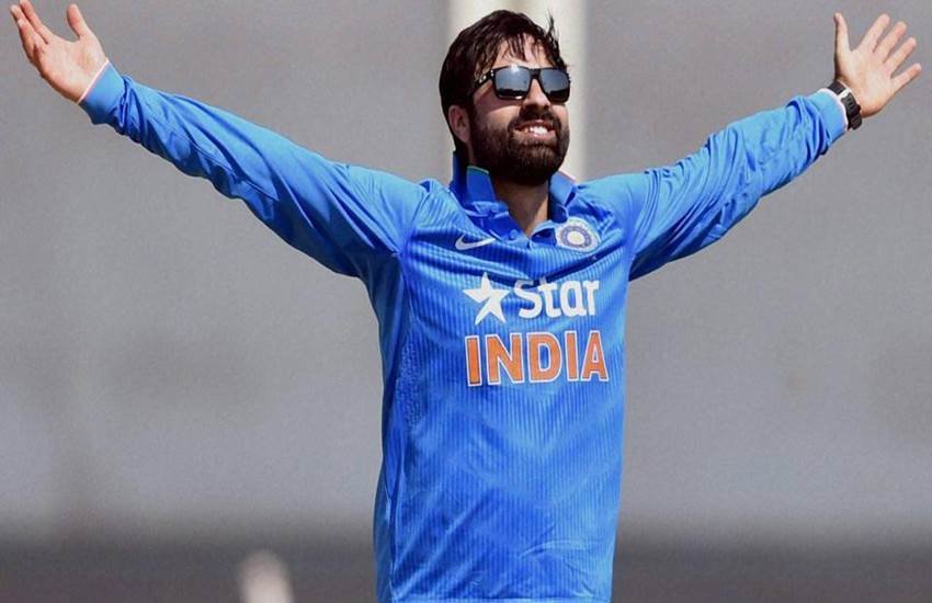 parvez rasool, parvez rasool chewing gum, jammu kashmir cricket, indian national anthem, cricket, cricket news, chewing gum, parvez rasool national anthem controversy, indian cricket team, india vs england, ind vs eng, india vs england first t20