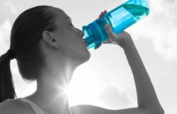 महिलाओं को इस दौरान नहीं पीना चाहिए प्लास्टिक की बोतल से पानी, होते हैं ये नुकसान