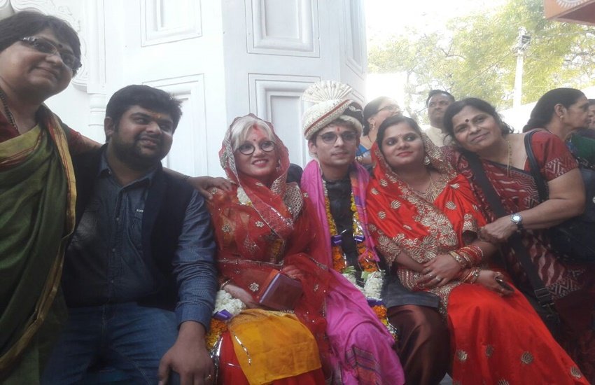 प्रतीक और मिलिंडा ने भारतीय रिति-रिवाजों से शादी रचाई।