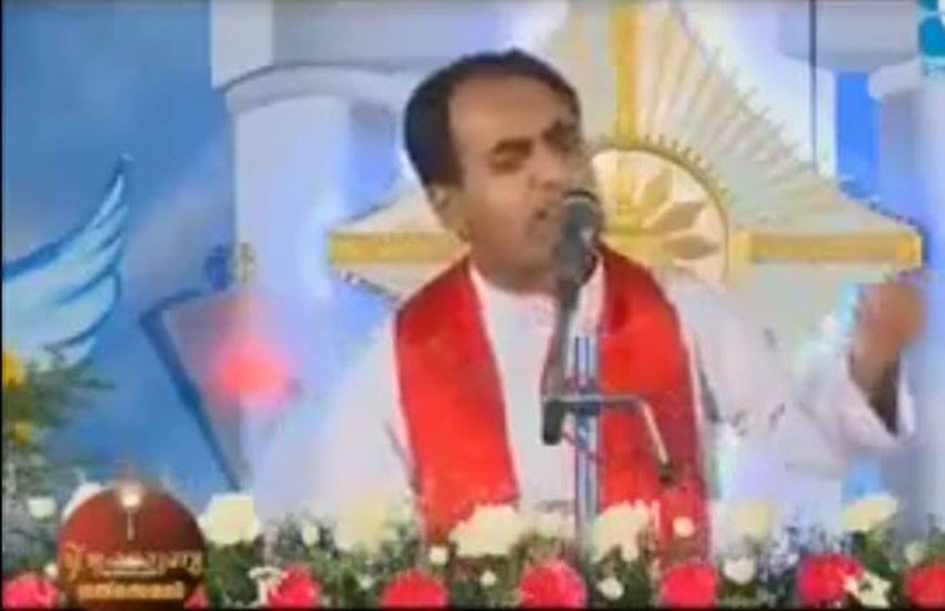 केरल के एक पादरी ने महिलाओं के पहनावे को लेकर दिया शर्मनाक बयान। (Screenshot/Facebook)