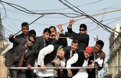 राहुल-अखिलेश का रोड शो, बिजली के तार बने परेशानी, लोगों ने लिए मजे – देखो काम बोलता है