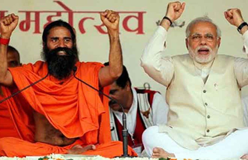 बाबा रामदेव के साथ पीएम नरेंद्र मोदी। ( File Photo)
