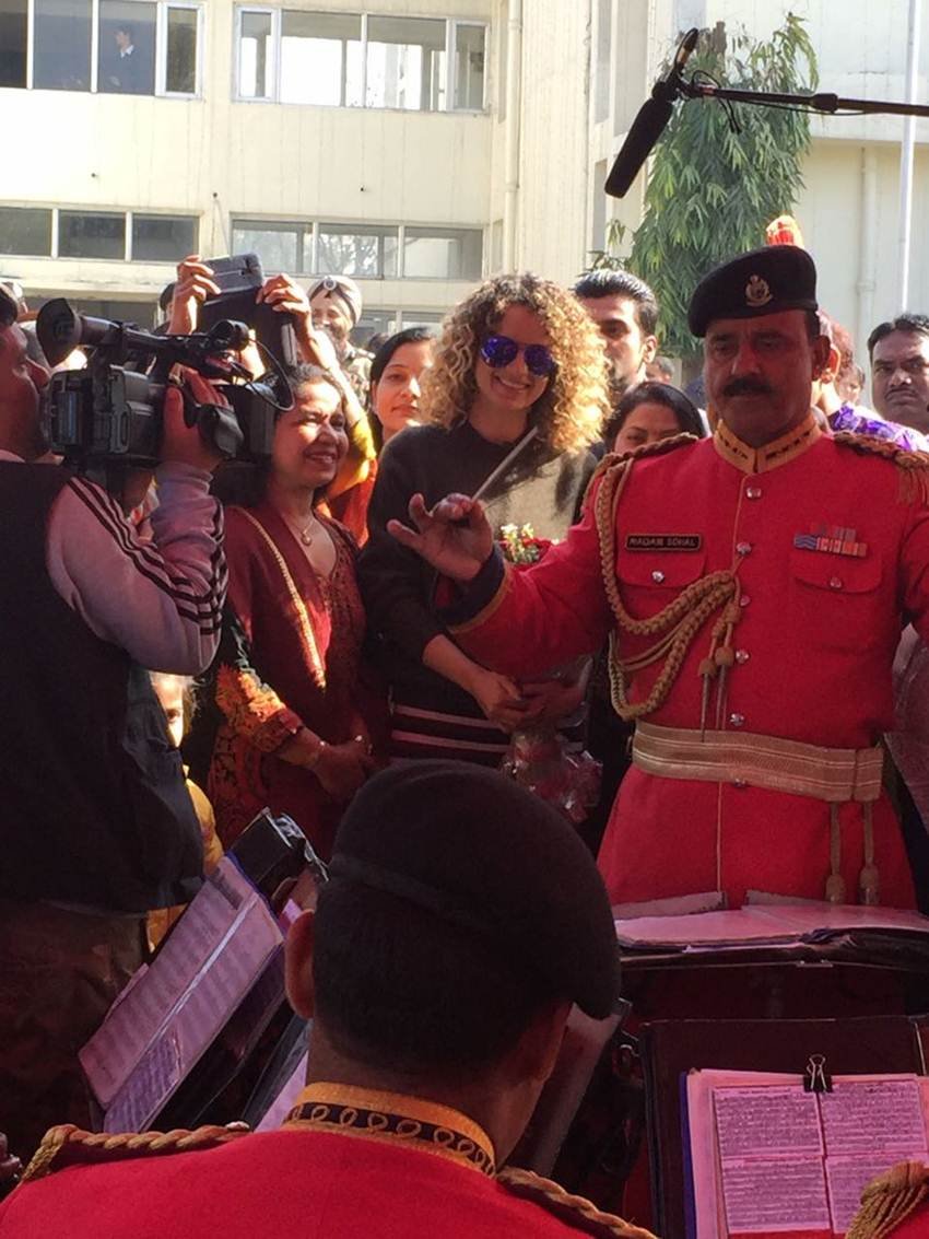"Kangana Ranaut, Kangana, rangoon, BSF jawans, kangana meets bsf jawans, Army camp, frontier headquarters jammu