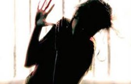 Girl Jumps, Mumbai Local Train, Girl Jumps Off Moving Train, A Man Enters, Ladies Compartment, Man Enters in Ladies Compartment, moving local train, molestation attempt, Threatened By A Man, State News, Jansatta
