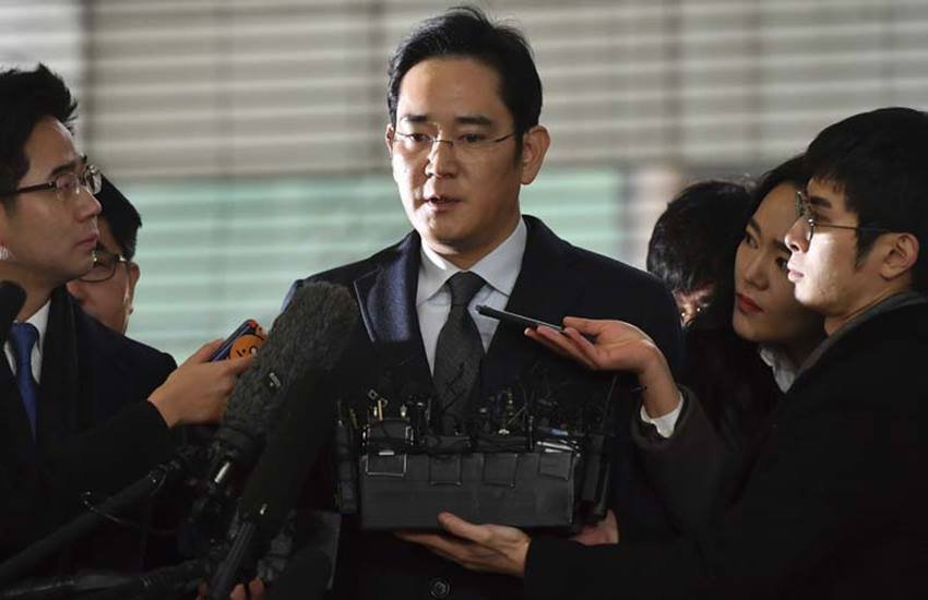 दक्षिण कोरियाई राष्ट्रपति को 40 मिलियन डॉलर की घूस देने पर सैमसंग के प्रमुख गिरफ्तार