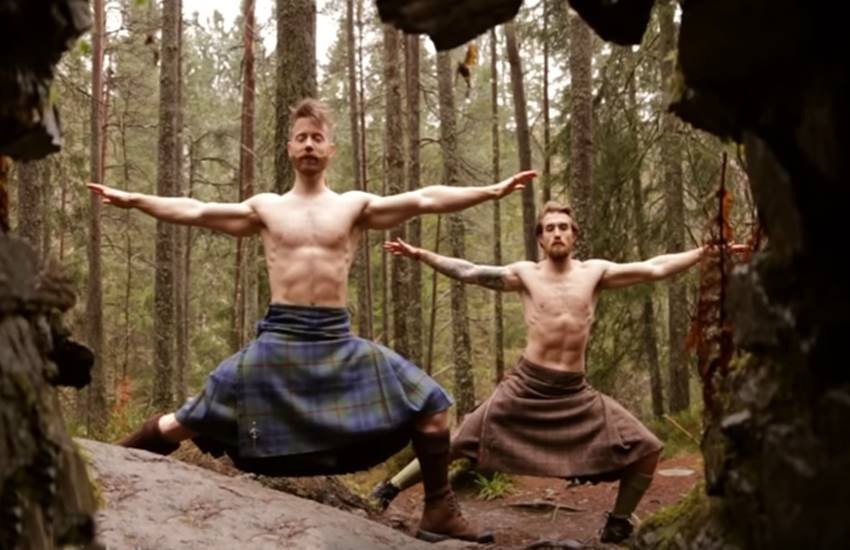 अपनी पारम्परिक वेशभूषा में योगा करते हुए स्कॉटिश लोग। (Source: Video Grab) अपनी पारम्परिक वेशभूषा में योगा करते हुए स्कॉटिश लोग। (Source: Video Grab)