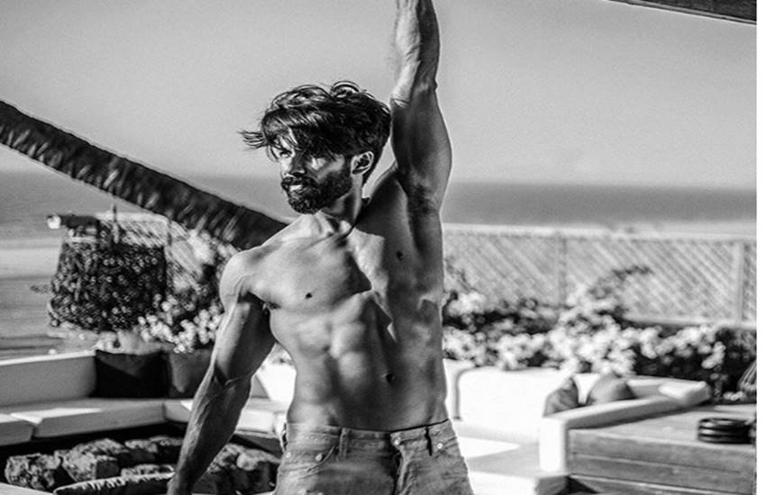 पद्मावती एक पीरियड फिल्म है जिसमें वह राजा रतन सिंह की भूमिका में होंगे।