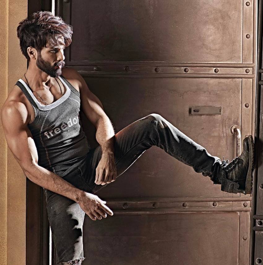 shahid kapoor, shahid kapoor birthday, shahid bday, 25 feb birthday, mira rajput, bday celebration, today bday, pankaj kapoor, jab we met, vivah, wah life ho to aisi, shahid bday pics, shahid bday images, shahid kapoor birthday pics, shahid bday news, shahid bday hindi news, misha pics, misha images, jansatta, jansatta news, jansatta hindi news,hindi news