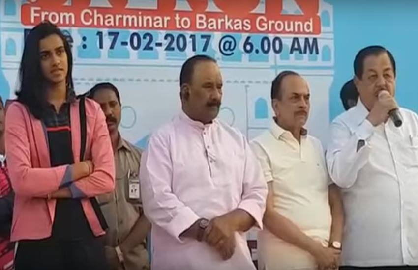 समारोह के दौरान पीवी सिंधु, राज्य के उप मुख्यमंत्री महमूद अली और विधायक मुमताज अहमद