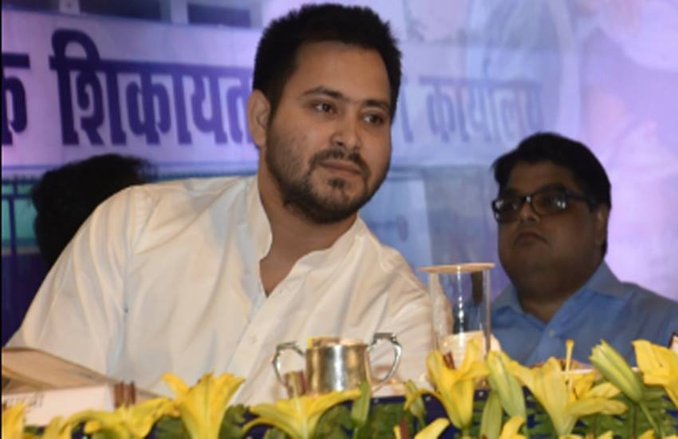 बिहार के उप मुख्यमंत्री तेजस्वी यादव के लिए दिखी लड़कियों की दीवानगी, वैलेंटाइन्स डे के मौके पर दिए गुलाब, ली सेल्फी