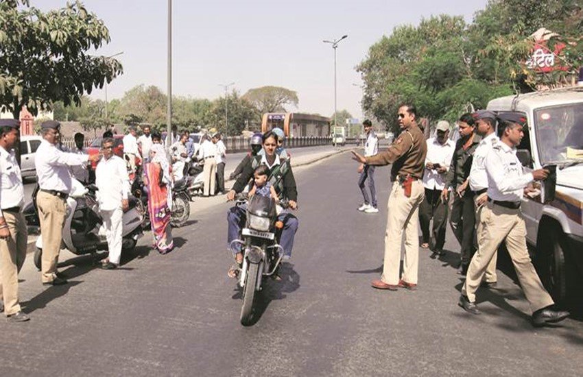 police, police fine, traffic police, traffic police charges, Double fine, traffic rule, Commissioner A K Singh, Commissioner A K Singh order, ट्रैफिक नियम, हेलमेट ड्राइव, बगैर हेलमेट