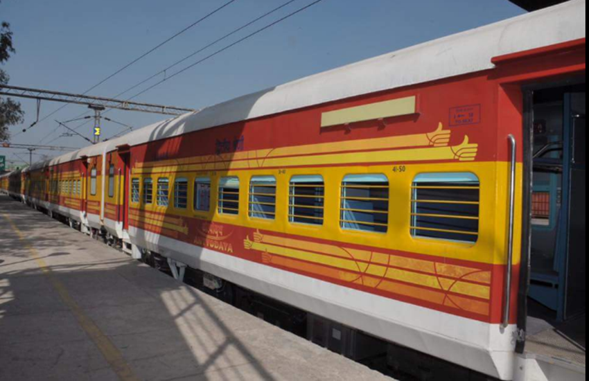 Antyodaya Express, railway minister, suresh prahbu, prahbu, nation's first Antyodaya Express, Humsafar Express, Ministry of Railways, Passenger announcement System, fire and smoke detection and suppression system, CCTVs, comfortable seats, mobile and laptop charging points, integrated Braille display, LCD display above compartment doors in the aisle, Fire retardant curtains,अंत्योदय एक्सप्रेस ट्रेन, आरामदायक, विडियो कॉन्फ्रेंसिंग