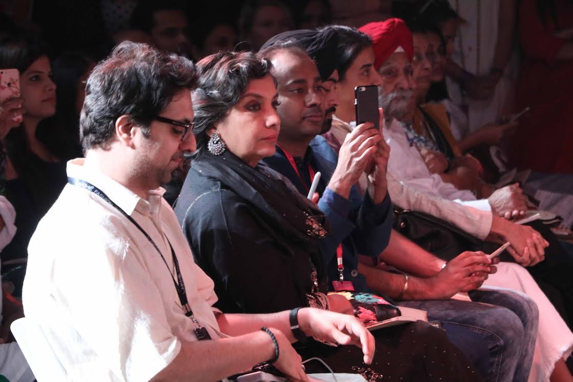 लैक्मे फैशन वीक के दौरान ऑडियंस में बैठीं शबाना आजमी।