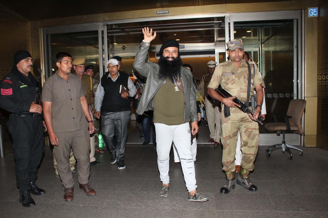 बाबा की सिक्योरिटी में मुस्तैद जवान बिल्डिंग के दूसरे फ्लैटों में रहने वाले लोगों की भी सुरक्षा जांच करते हैं।