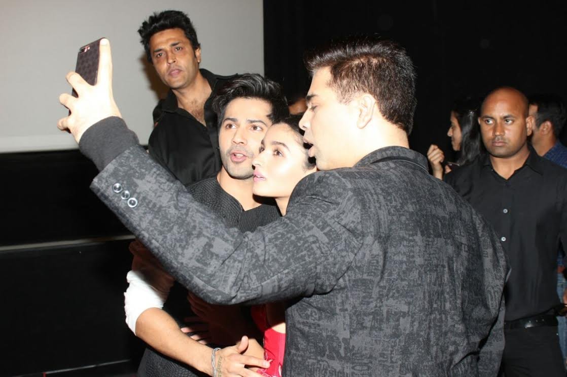 करण जौहर के साथ सेल्फी लेते वरुण और आलिया भट्ट।