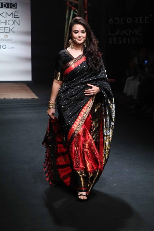 प्रीति जिंटा पर हर लुक सूट करता है। साड़ी हो या क्रिकेट टीम की जर्सी प्रीति जिंटा हर कपड़ा बखूबी कैरी करती हैं।