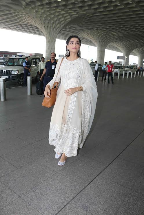 मुंबई एयरपोर्ट पर स्टार्स का आना जाना लगा ही रहता है। हाल ही में इन स्टार्स को वहां देखा गया और इनका स्टाइल फैन्स को खूब पसंद आया। सबसे पहले बात सोनम कपूर की जो एक व्हाइट सूट में बेहद खूबसूरत लग रही थीं।