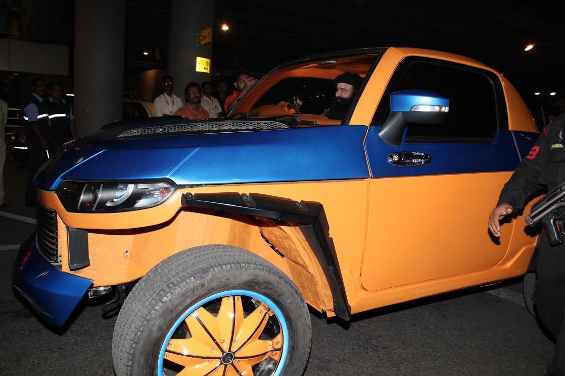 एयरपोर्ट के बाहर राम रहीम की खास कार उनका इंतजार कर रही थी। राम रहीम की कार ने सभी का ध्यान अपनी तरफ खींचा।